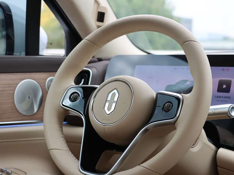 AITO Ask the world M9