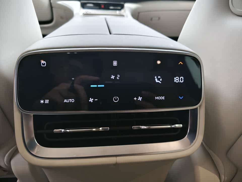 AITO Ask the world M8