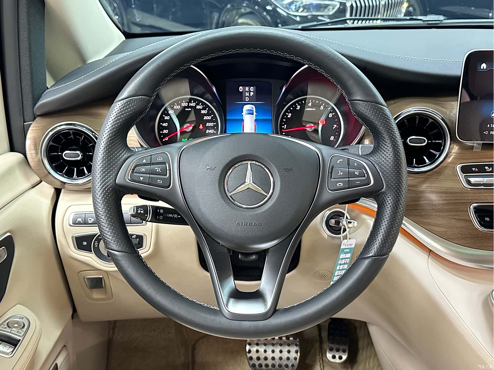 Mercedes-Benz V-Class, 2023 19