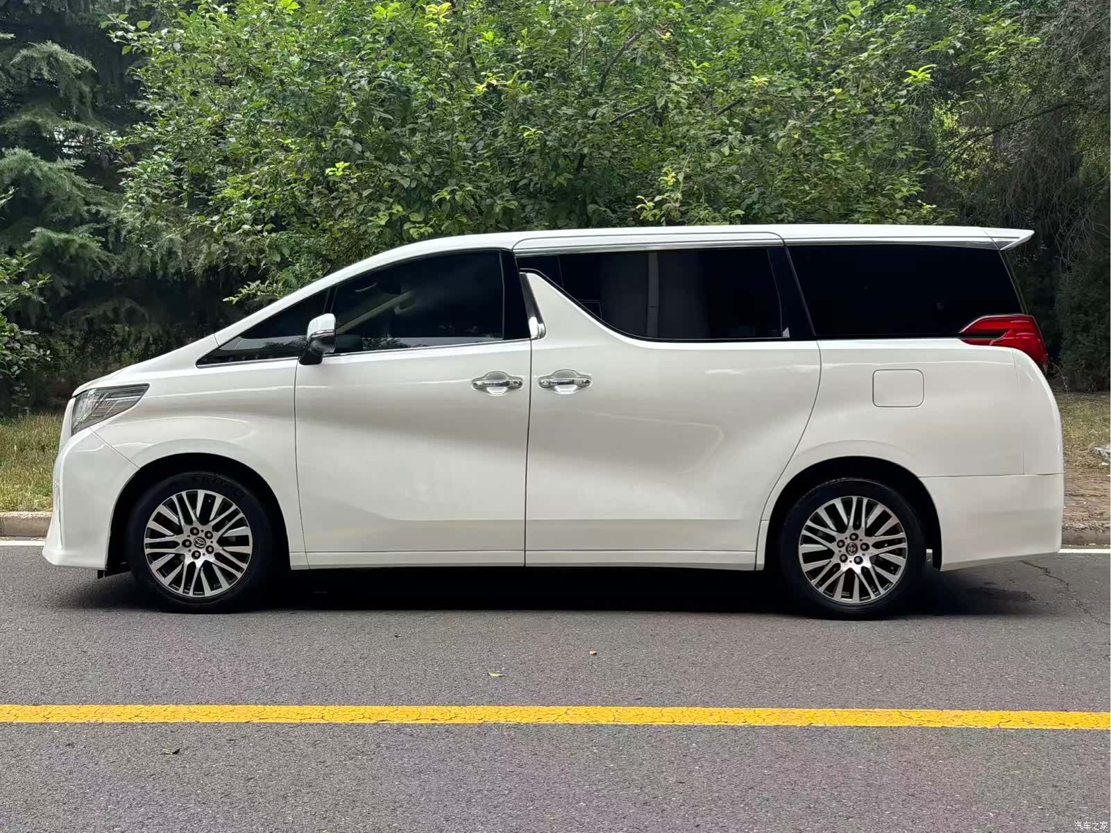 Toyota Alphard, 2015 3