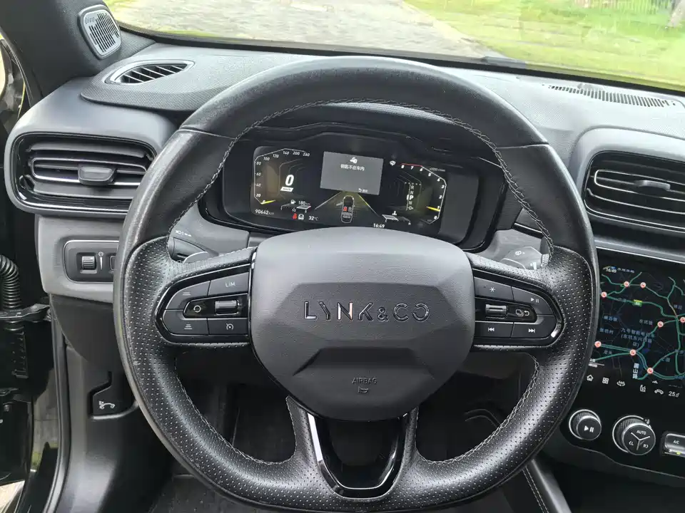 Lynk & Co 03