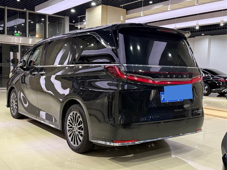 Lexus LM