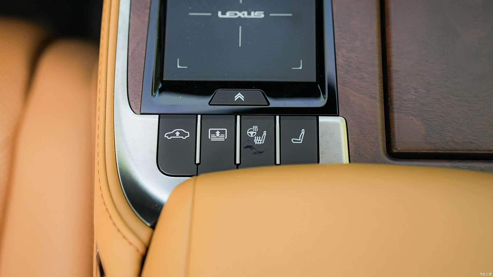 Lexus LS, 2023 21