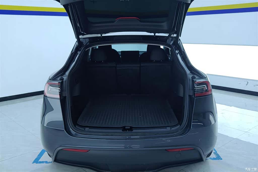 Tesla Model Y, 2024 4