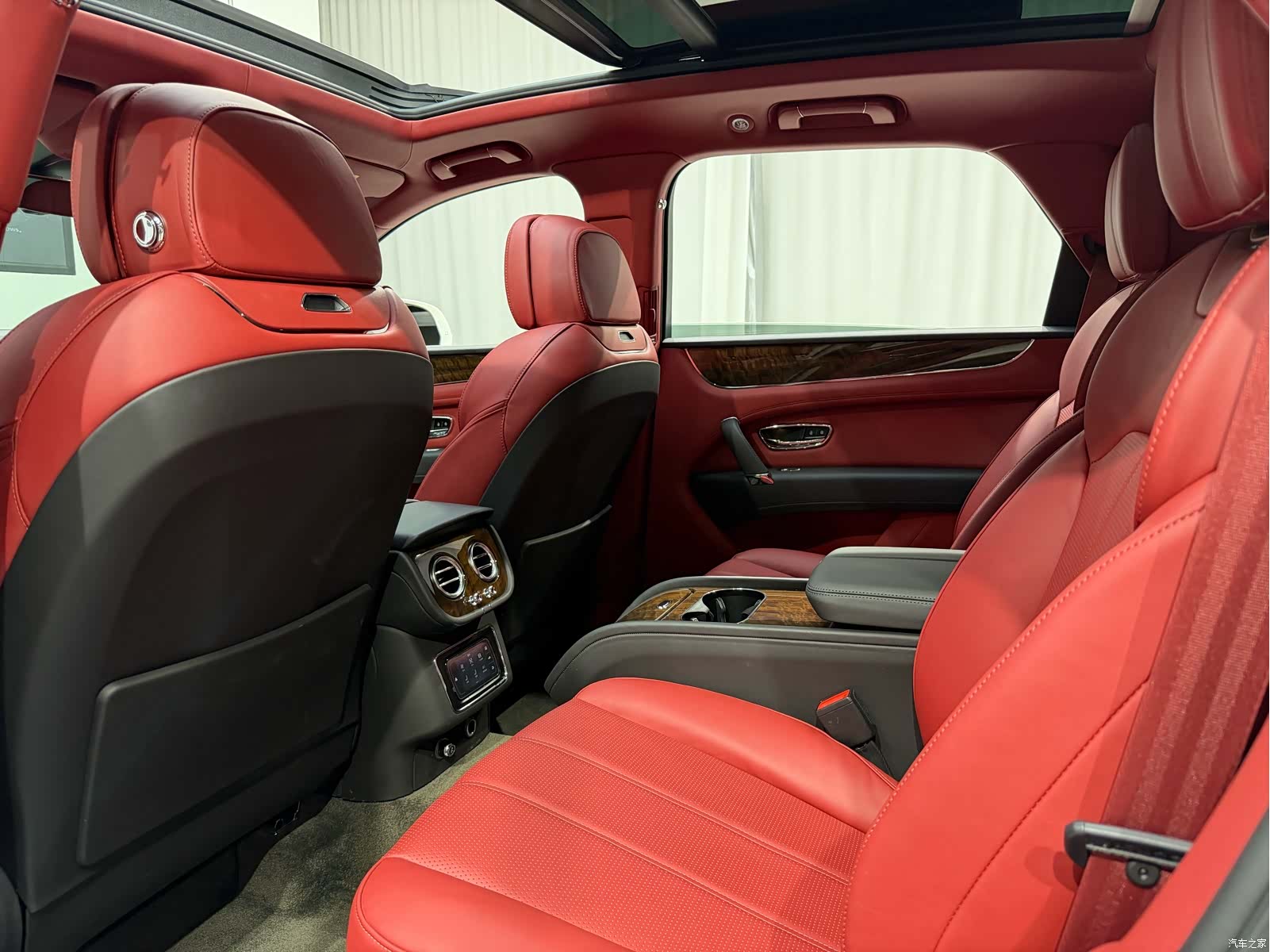 Bentley Bentayga, 2020 11