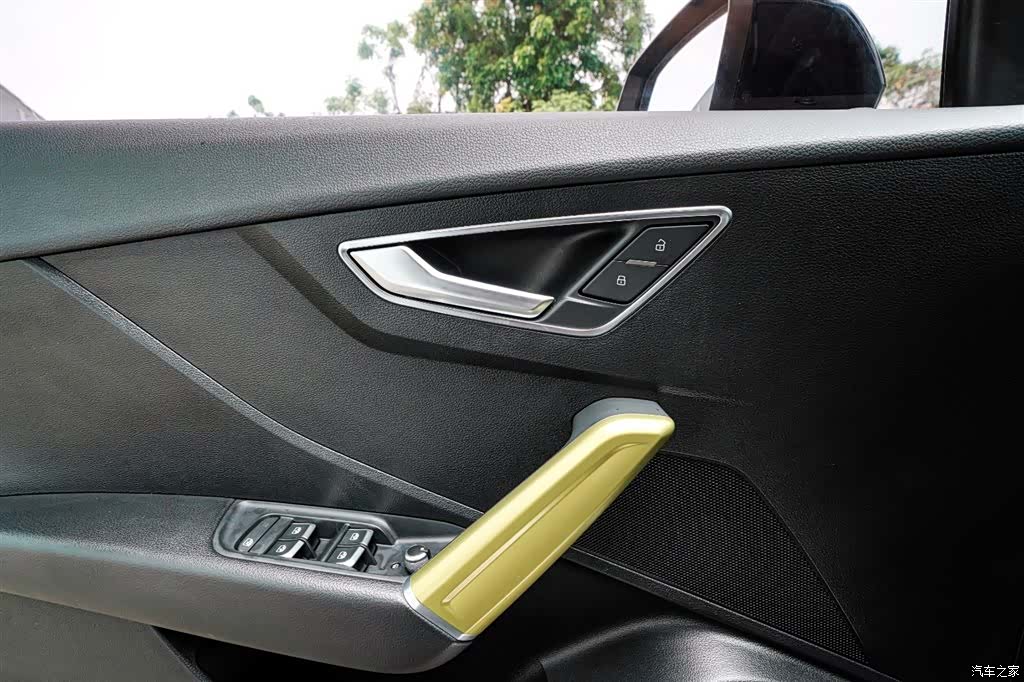 Audi Q2L, 2019 14