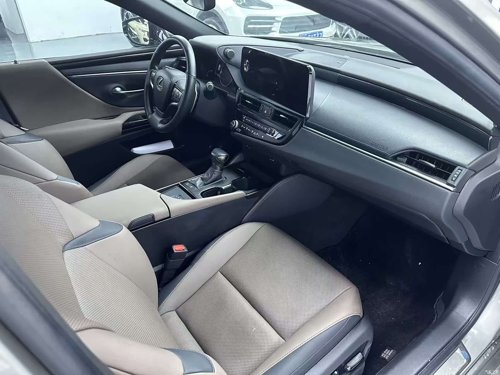 Lexus ES, 2024 4
