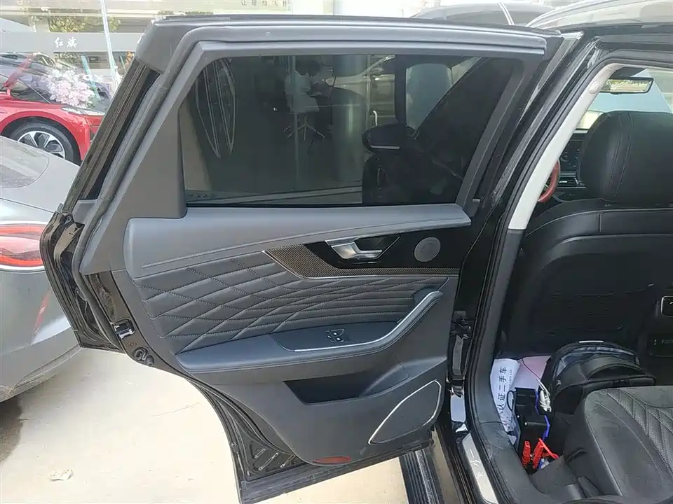 Hongqi HS5