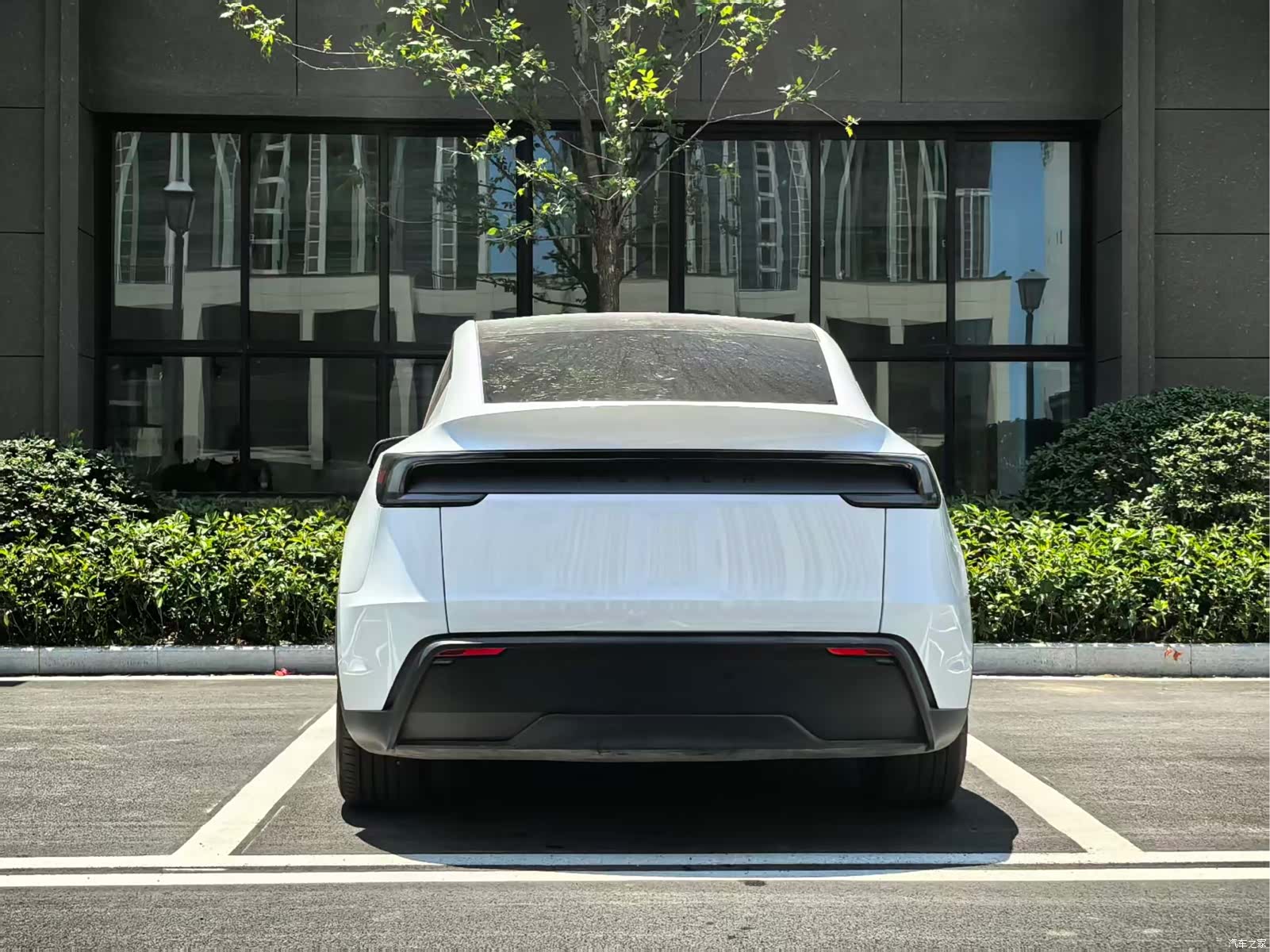 Tesla Model Y, 2025 8
