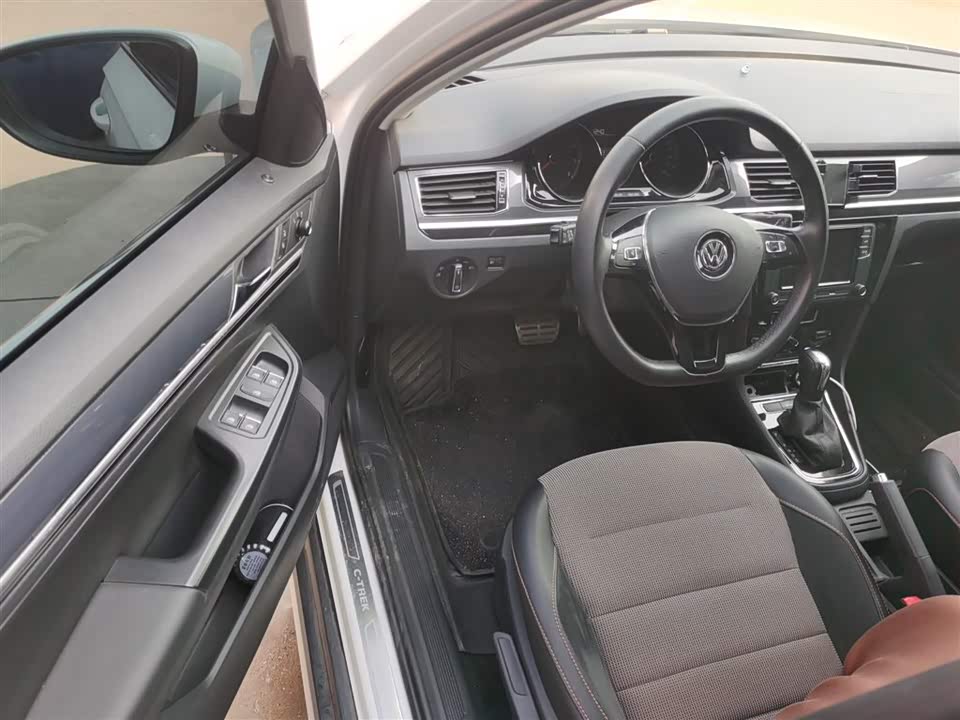 Volkswagen C-TREK Wei Collar