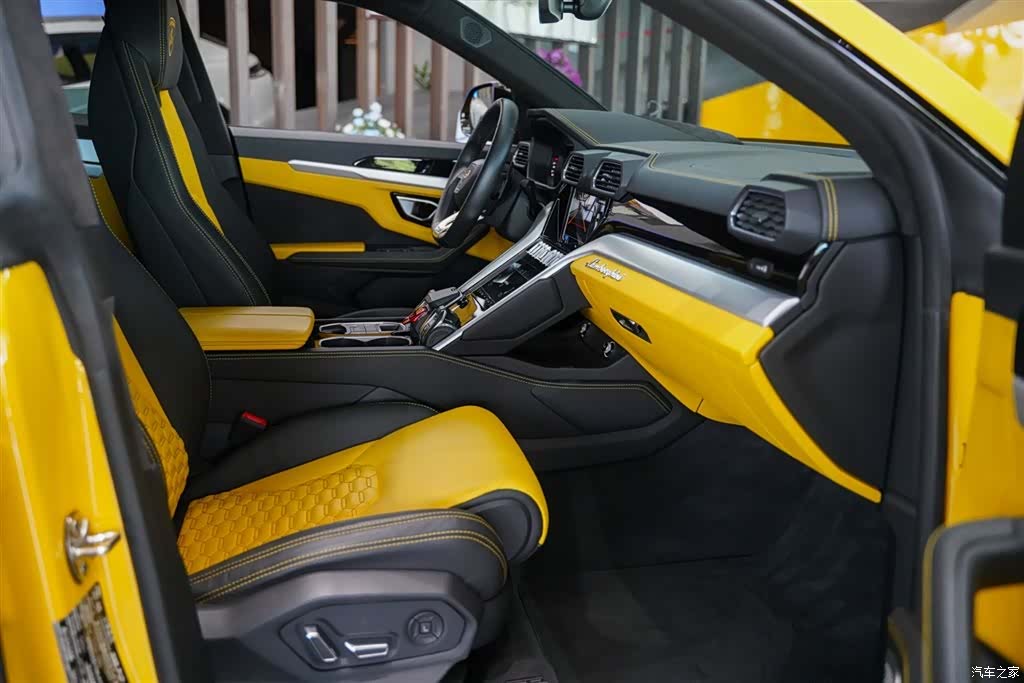 Lamborghini Urus, 2023 17