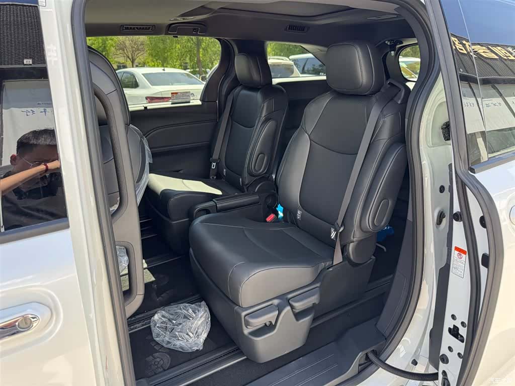 Toyota Granvia, 2026 12