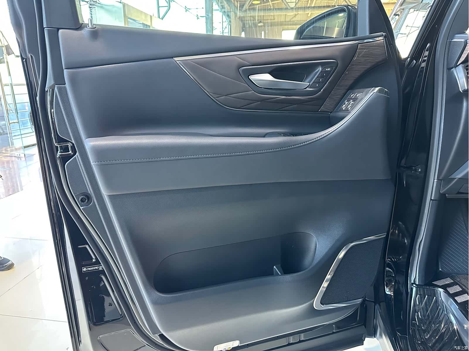 Toyota Vellfire, 2024 9