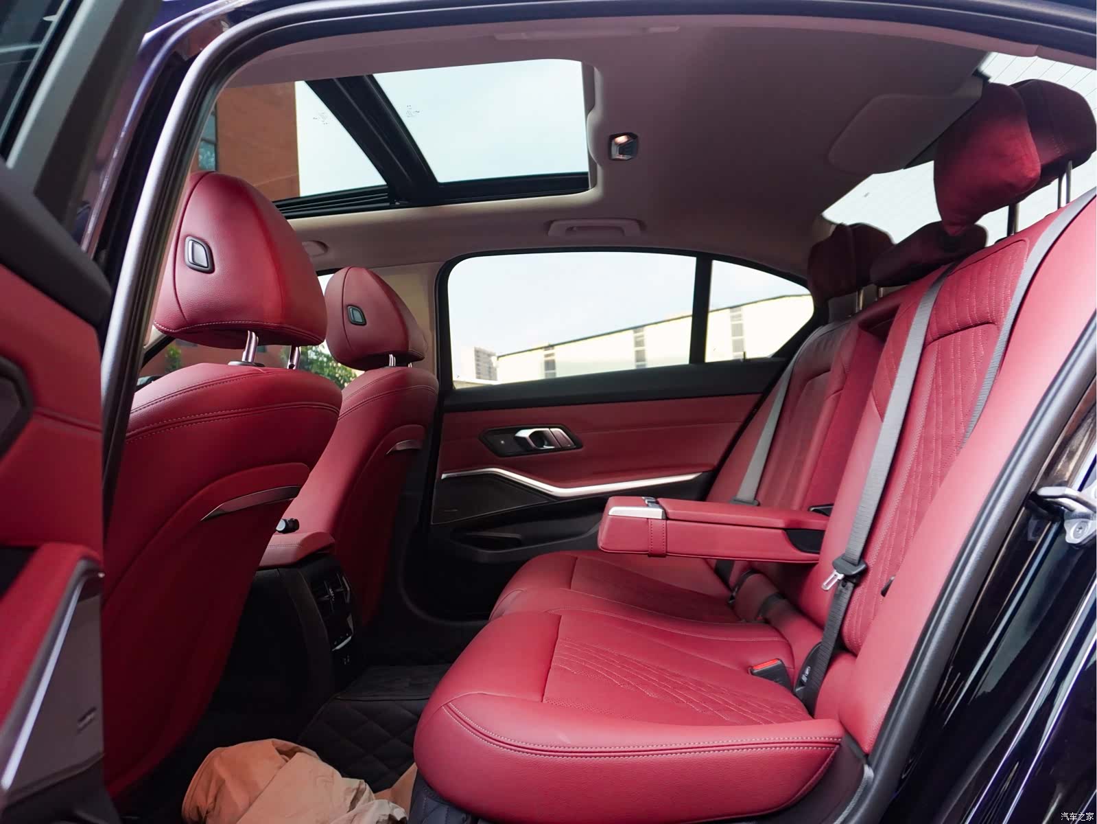 BMW 3 Series, 2025 24
