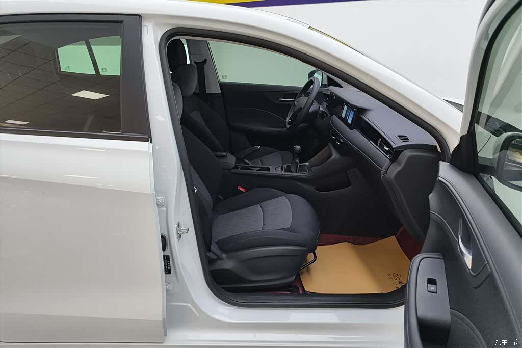 Roewe i5, 2025 8