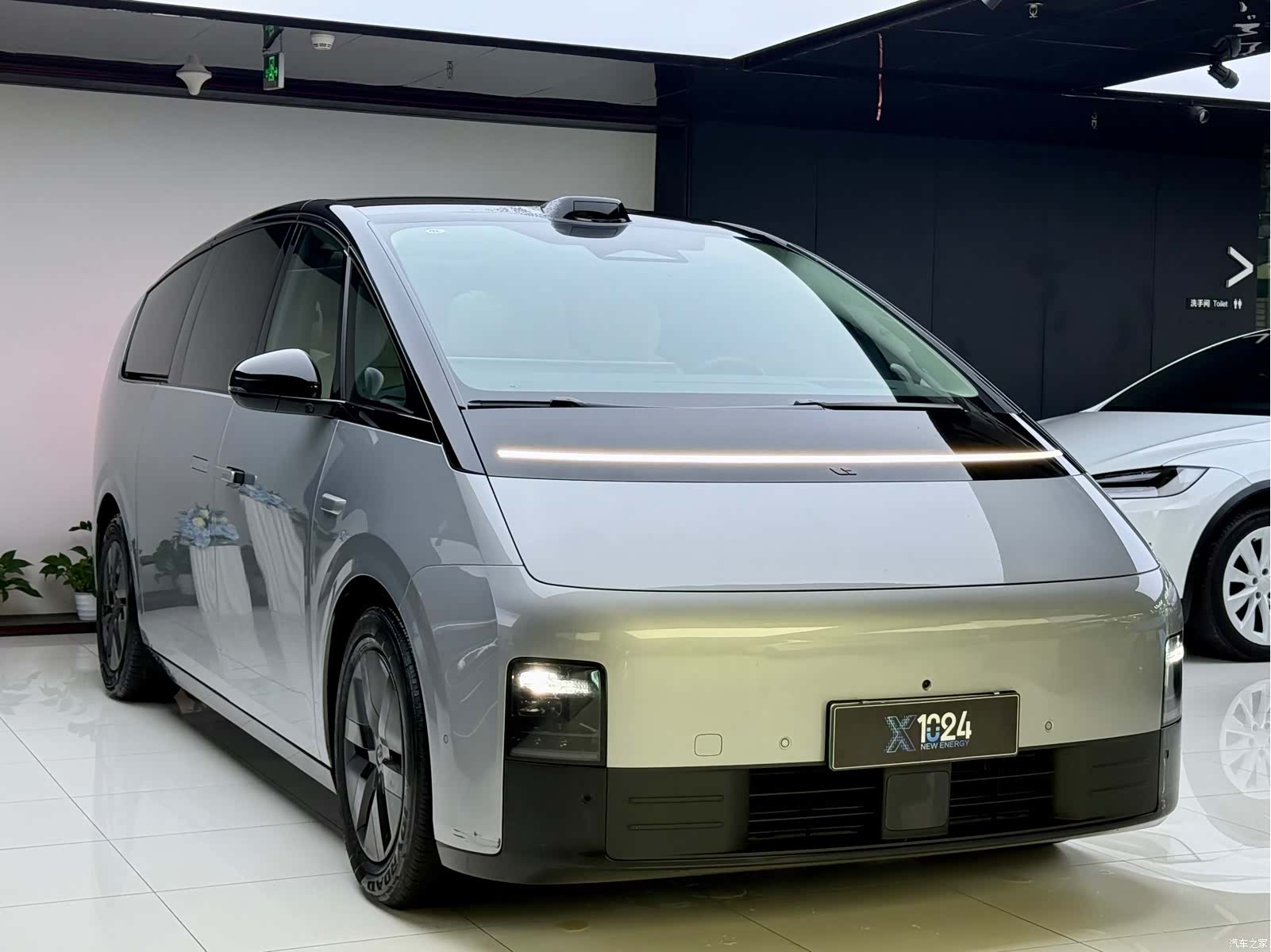 Li Auto MEGA, 2024 3