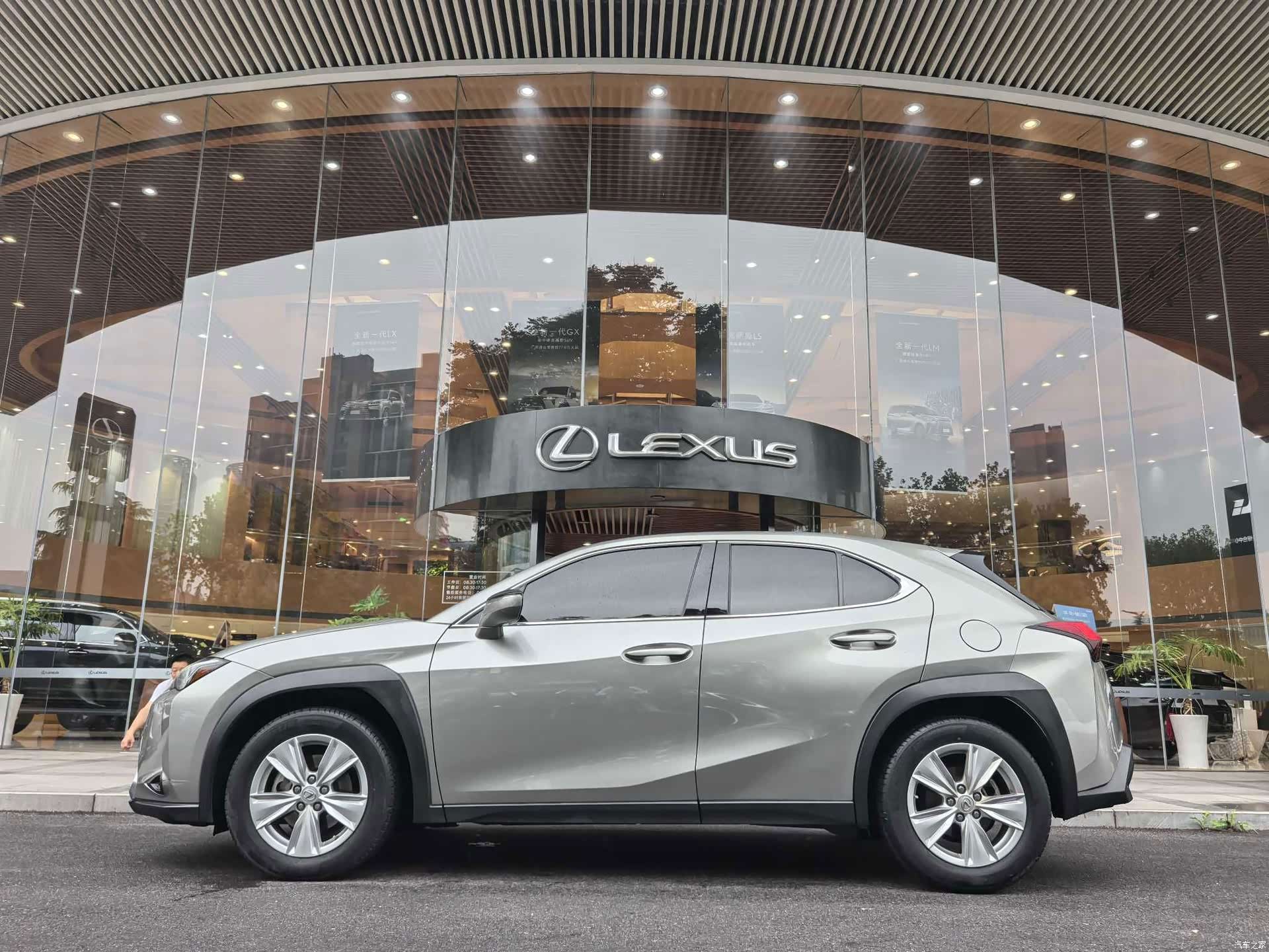 Lexus UX, 2021 3