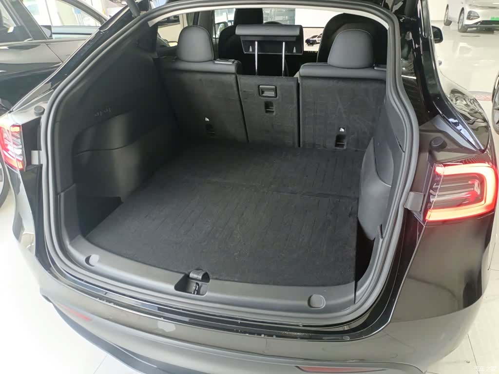 Tesla Model Y, 2023 19