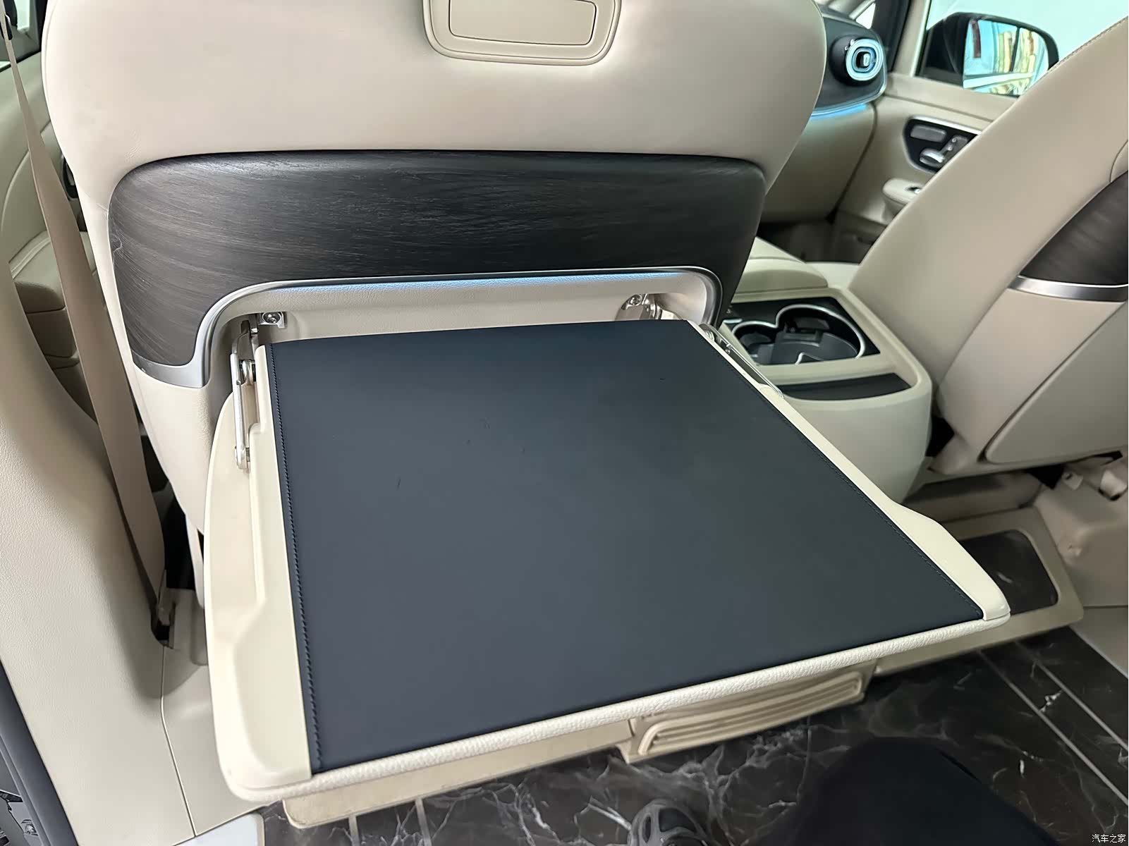 Mercedes-Benz V-Class, 2024 19