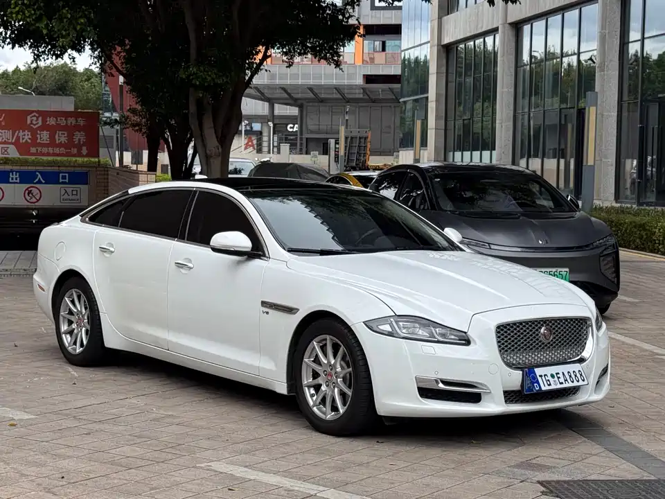 Jaguar XJ