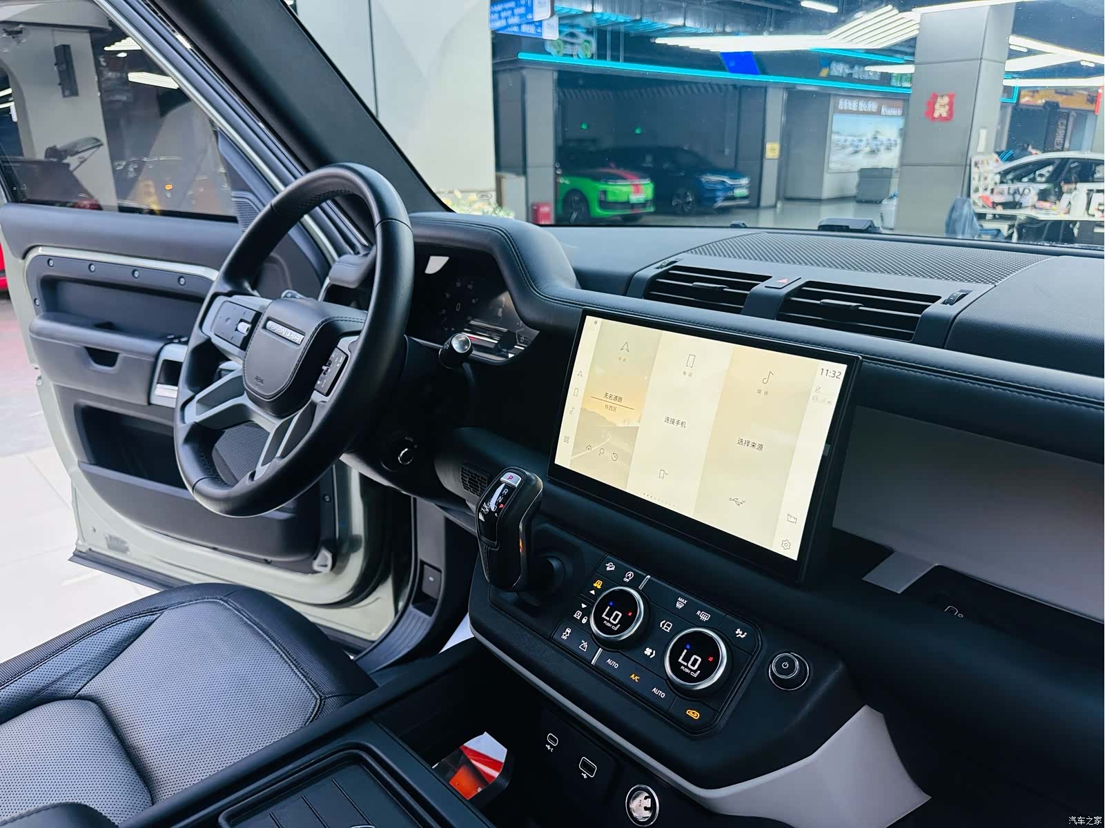 Land Rover Defender, 2023 13