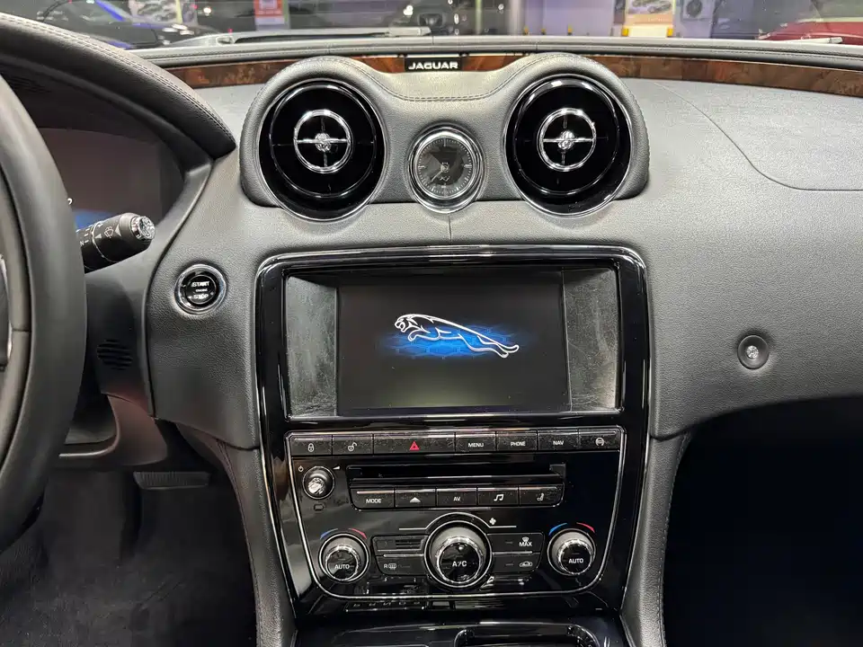 Jaguar XJ Jaguar XJ