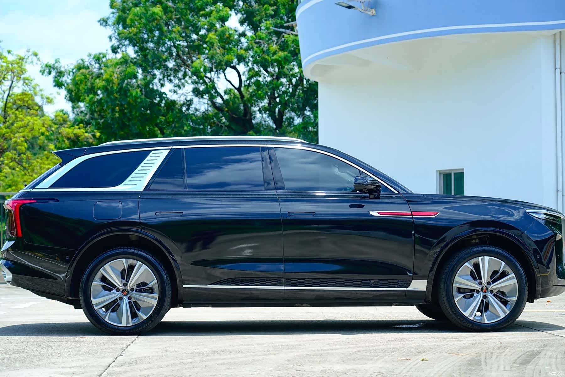 Hongqi E-HS9, 2023 4