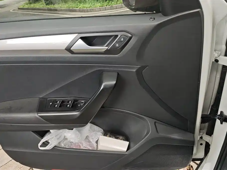 Volkswagen T-ROC exploring Songs