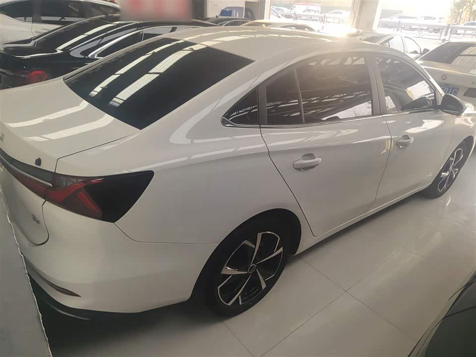 Roewe i5