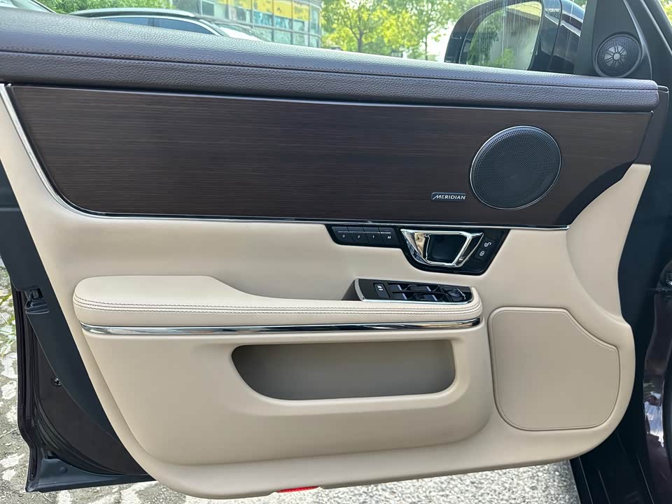 Jaguar XJ Jaguar XJ