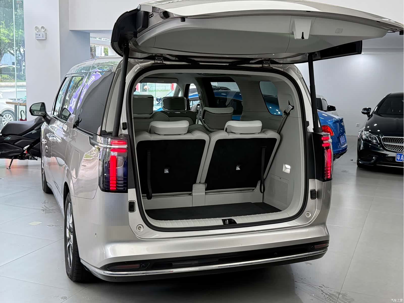 Volvo EM90, 2024 14