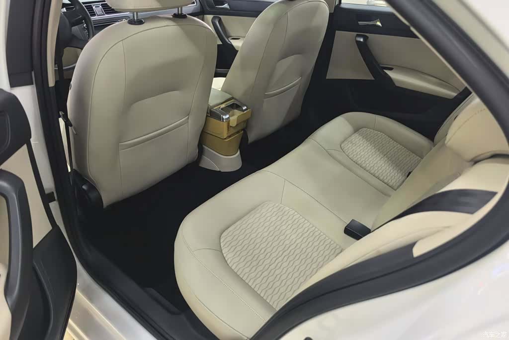 Skoda Rapid, 2014 11