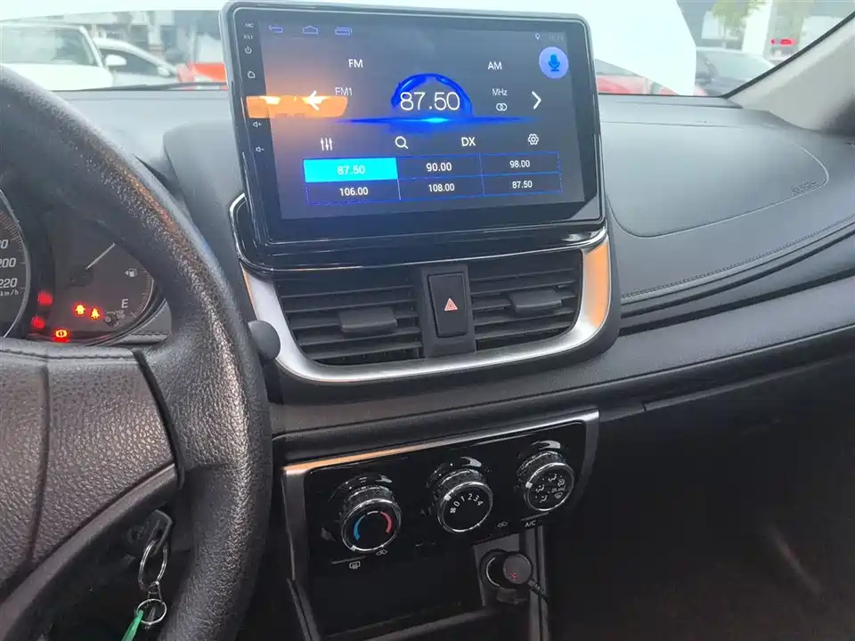 Toyota YARiS L to enjoy