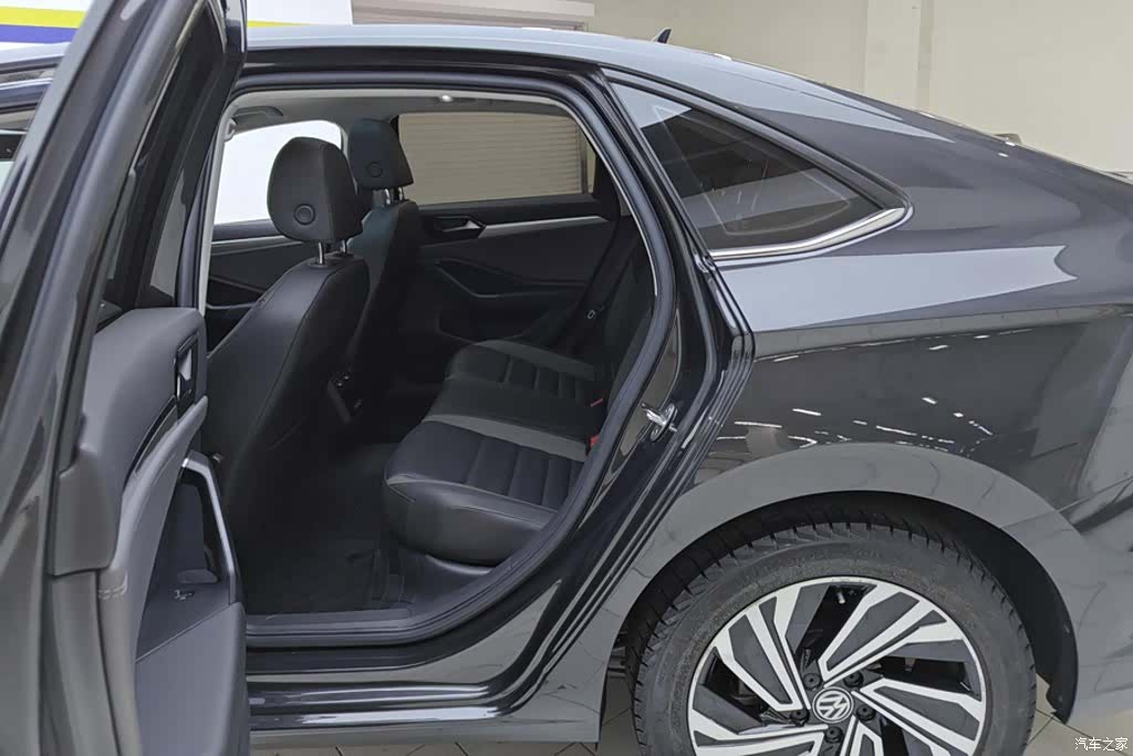 Volkswagen Sagitar, 2021 11