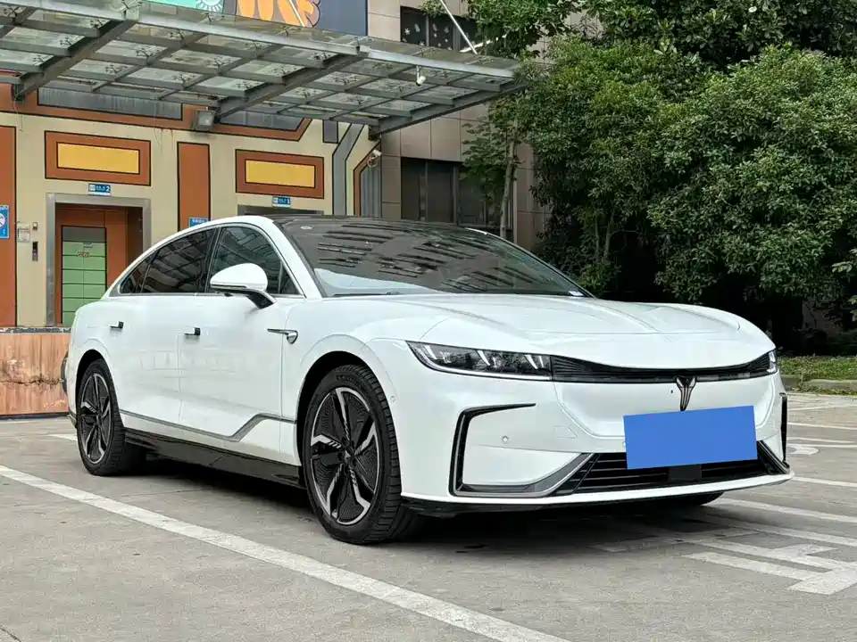 VOYAH Lantu chasing light