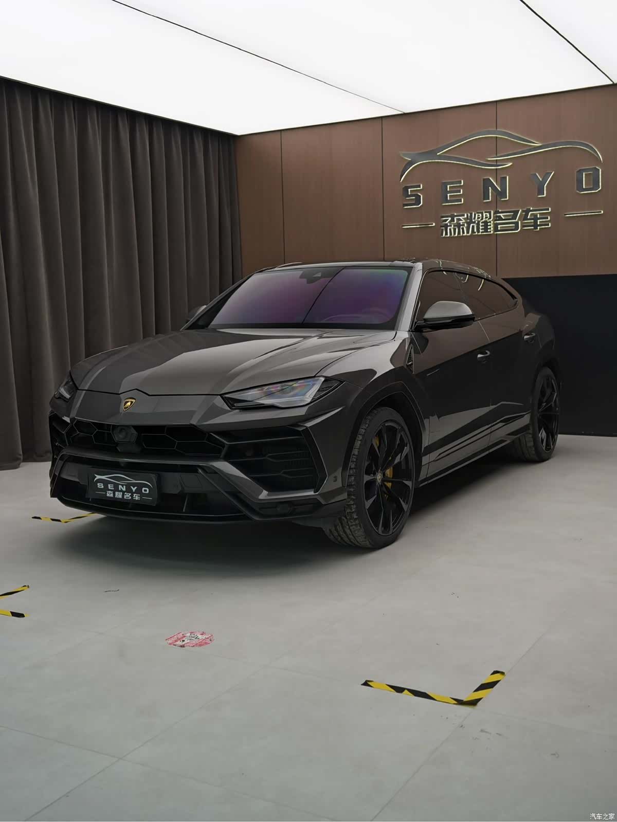 Lamborghini Urus, 2023 1