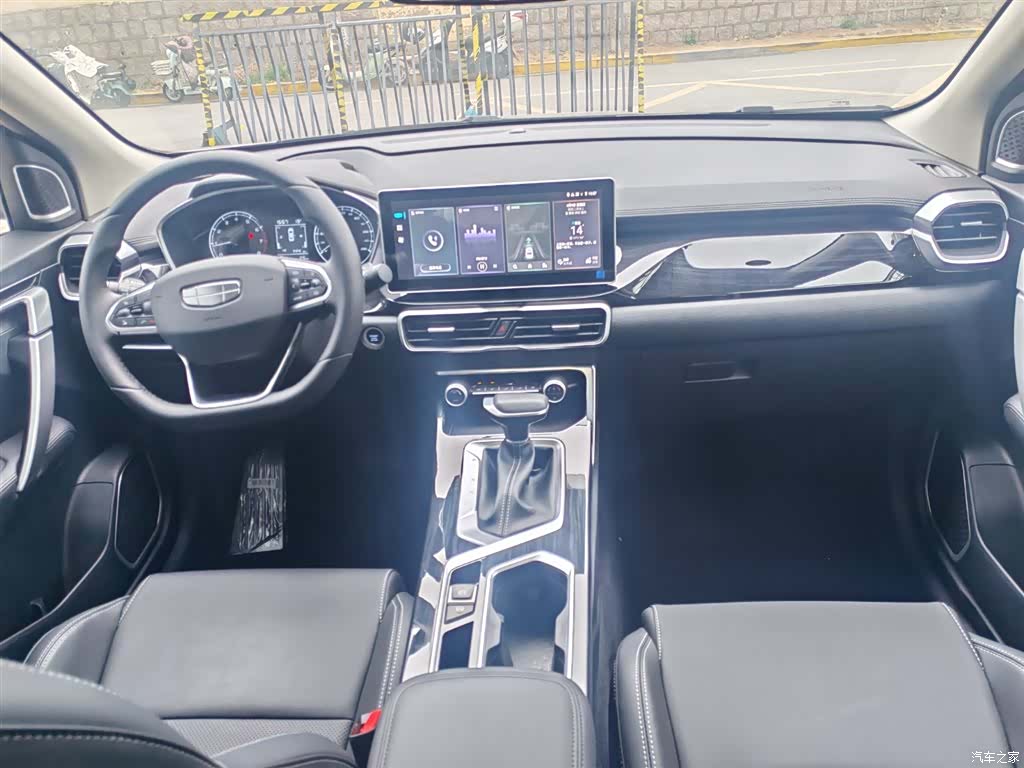 Geely Coolray, 2026 12