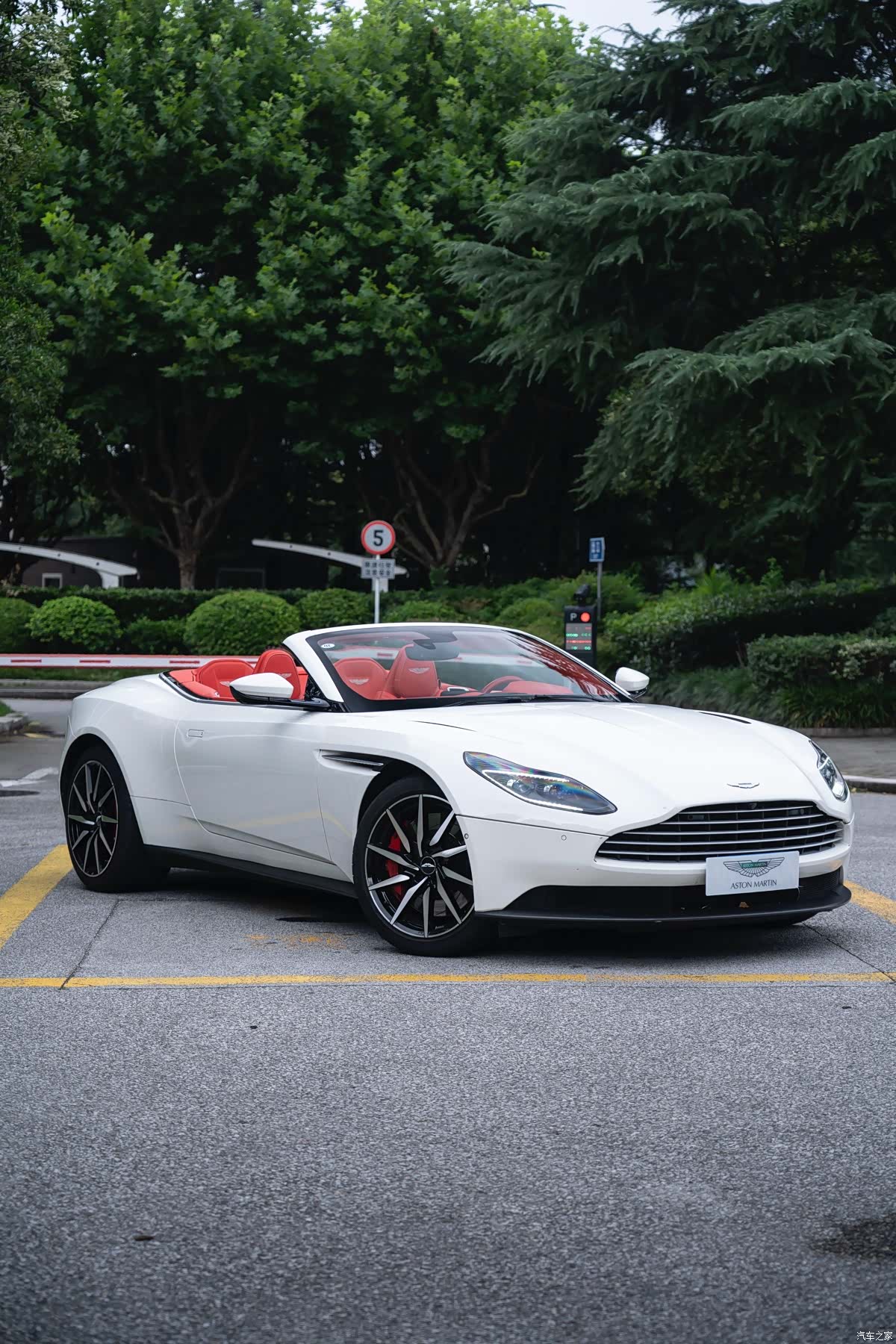 Aston Martin DB11, 2020 4
