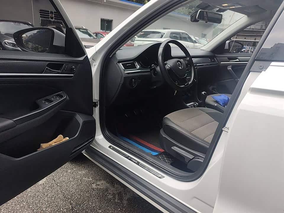 Volkswagen C-TREK Wei Collar