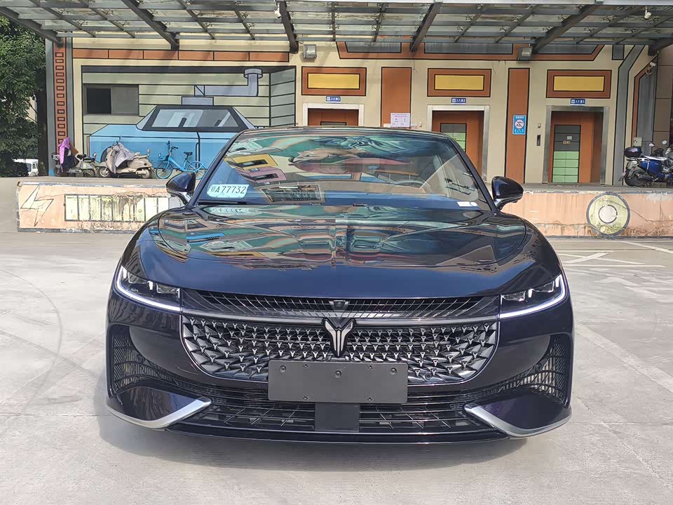 VOYAH Lantu chasing light