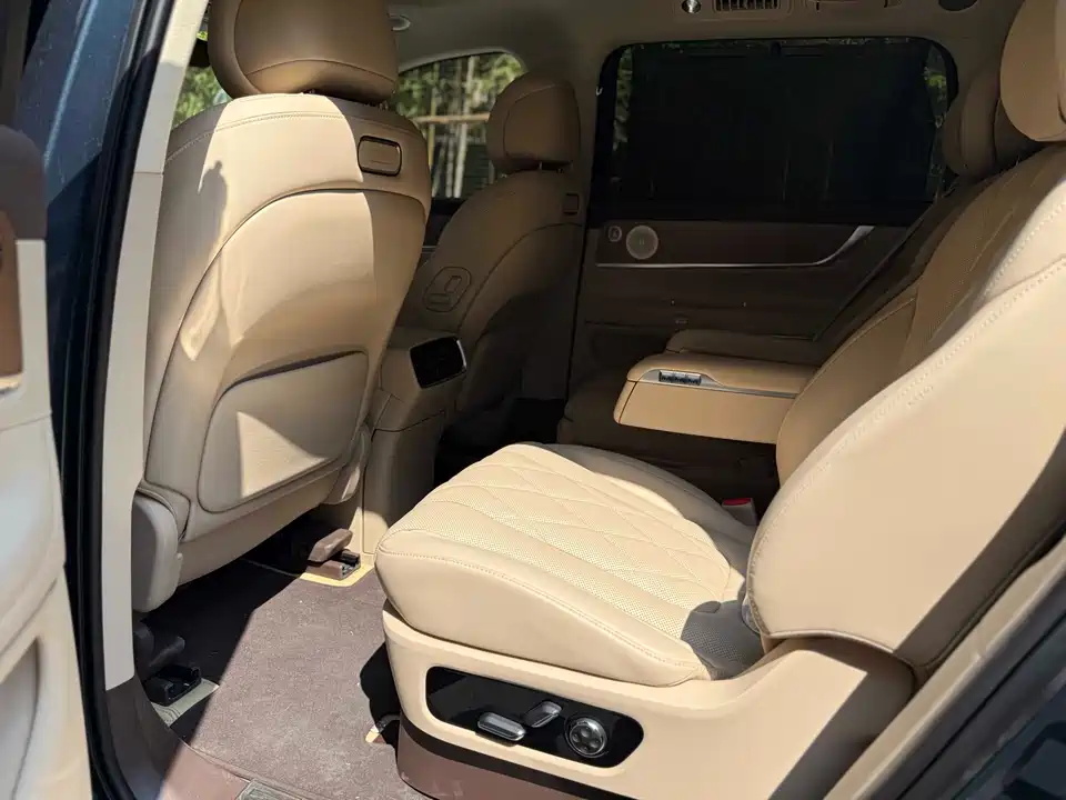 AITO Ask the world M9