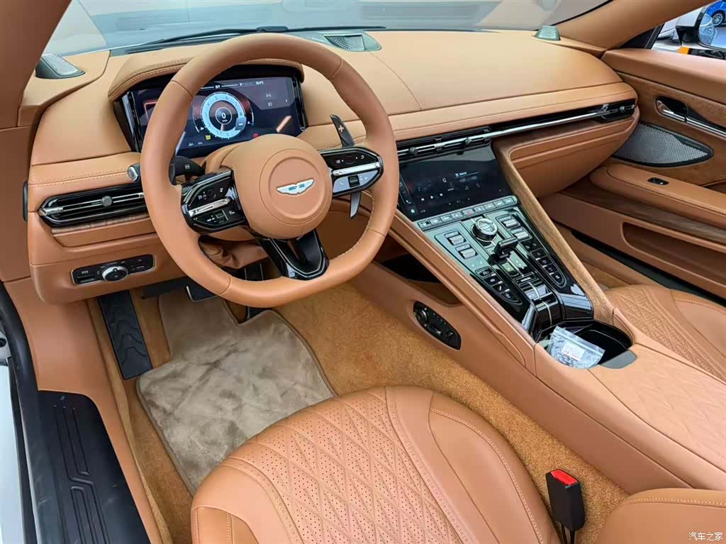 Aston Martin DB12, 2024 4