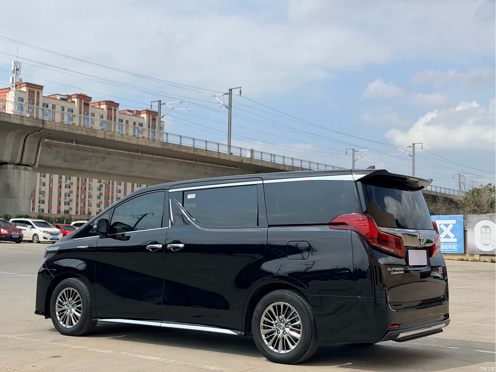 Toyota Alphard, 2023 13