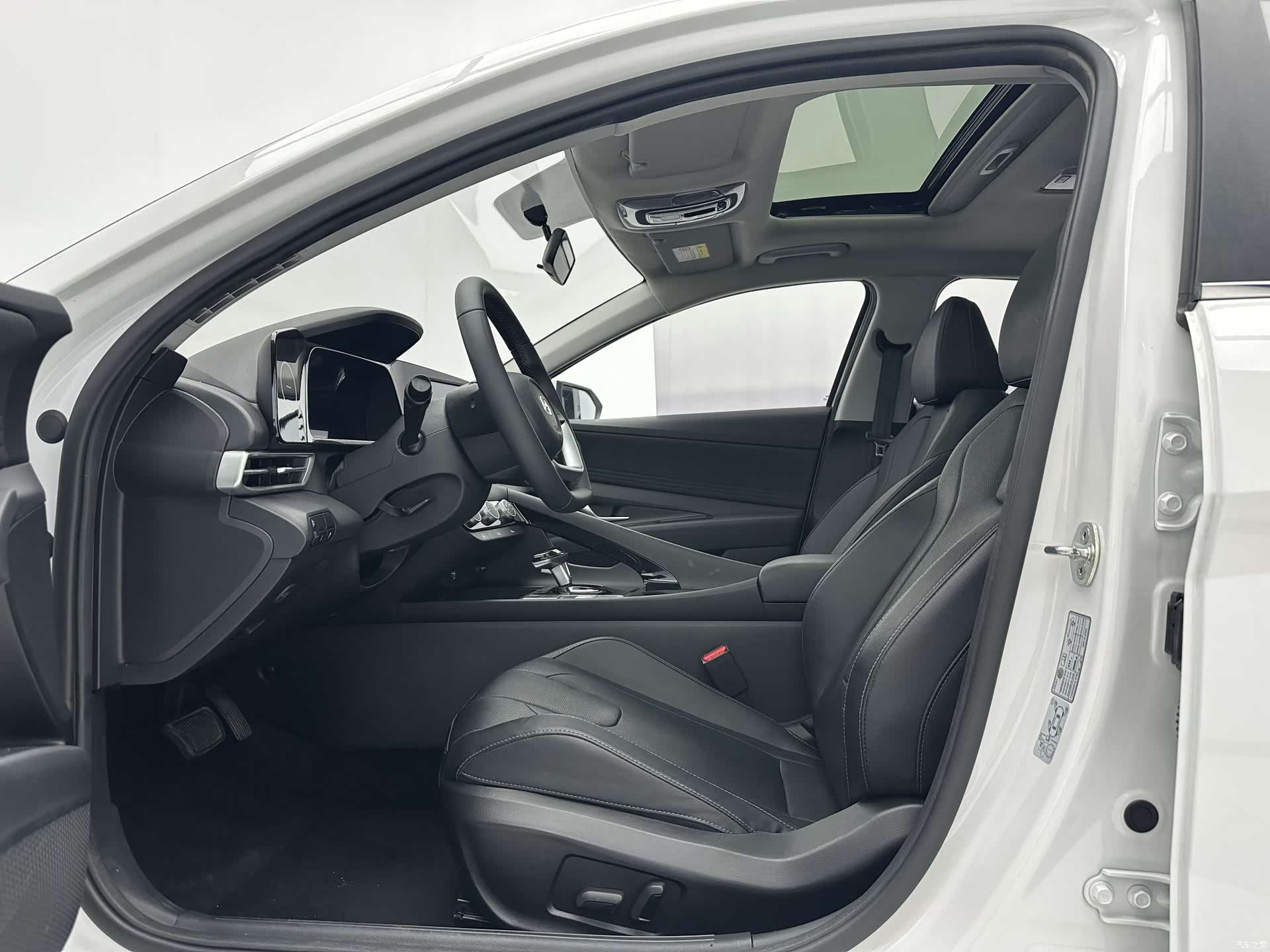 Hyundai Elantra, 2023 все фото