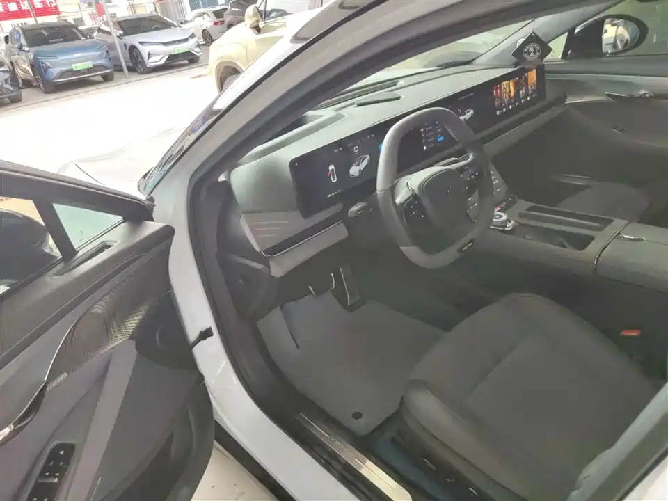 VOYAH Lantu chasing light