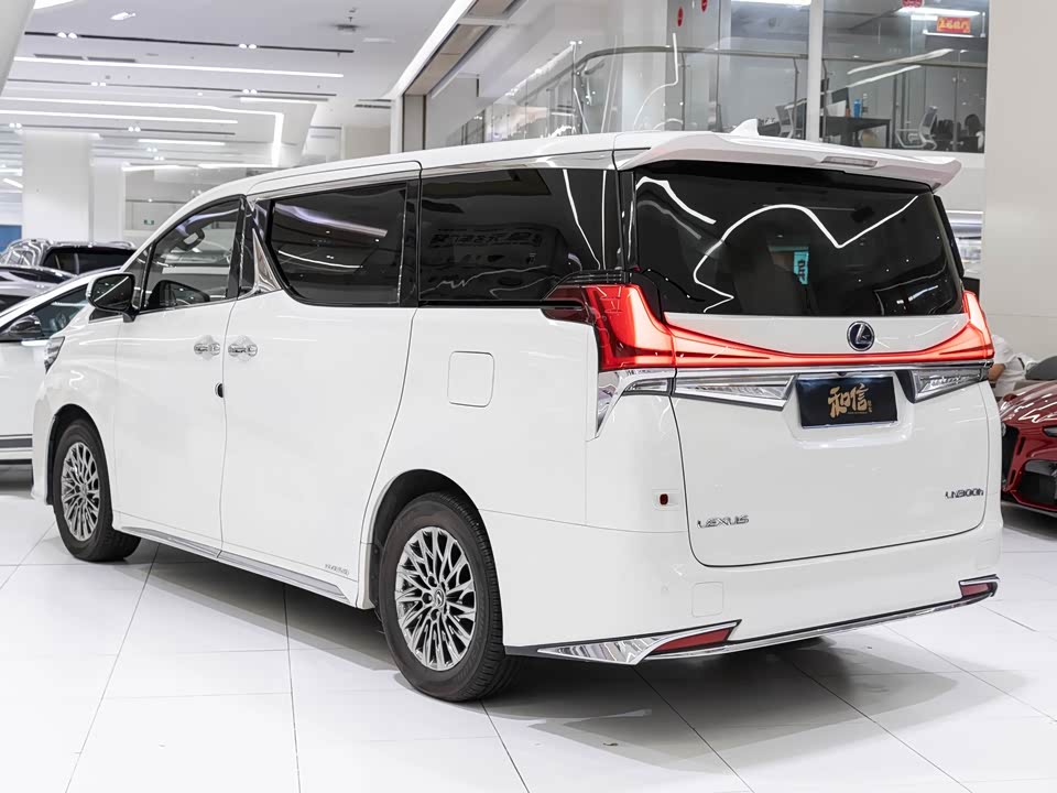 Lexus LM