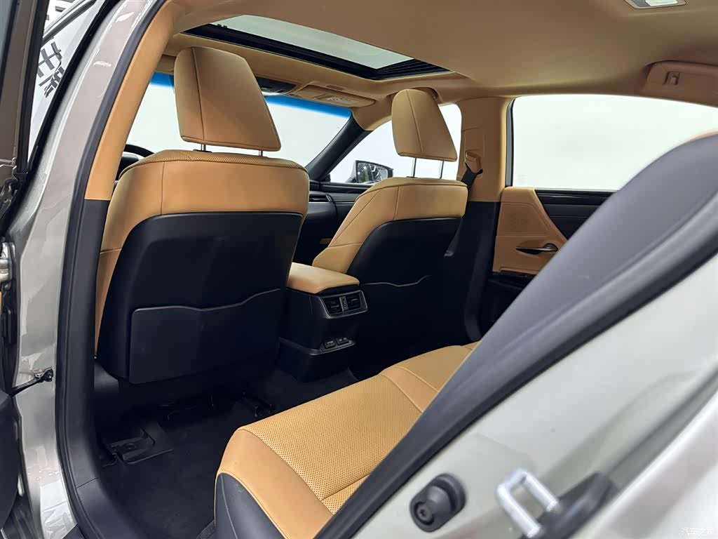 Lexus ES, 2022 21