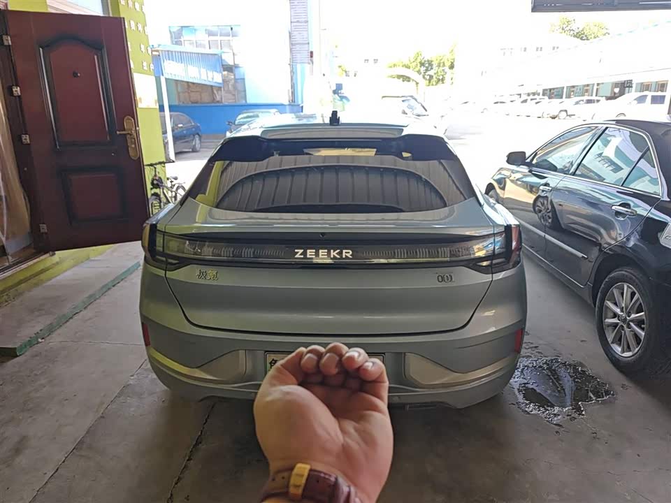Zeekr 001