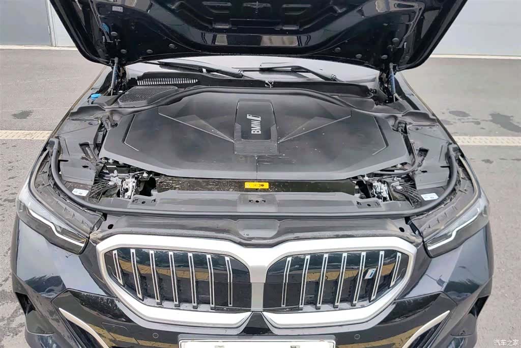 BMW i5, 2025 13