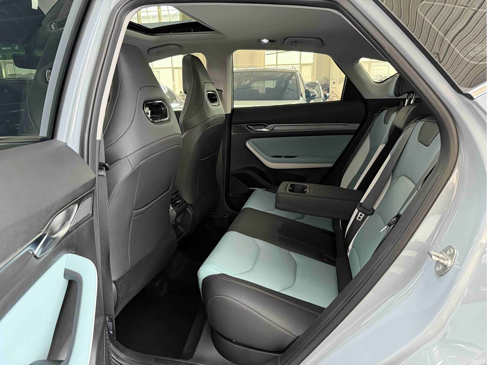 Geely Emgrand, 2022 15